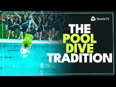 La tradition du champion plongeant dans la piscine de Barcelone