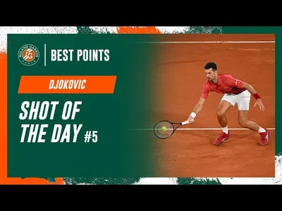 Le coup magique de Djokovic contre Carballes Baena. C'est le point du jour de la cinquième journée à Roland-Garros.