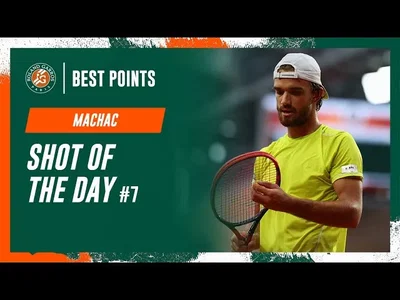 L'incroyable passing-shot de Machac contre Medvedev. C'est le meilleur point de la 7ème journée de Roland-Garros.