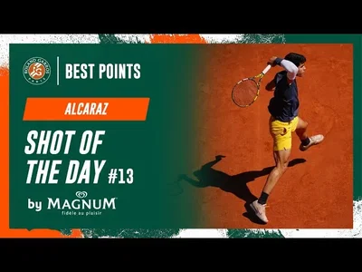 Regardez l'incroyable passing-shot d'Alcaraz contre Sinner. C'est le point du jour lors de la 13e journée à Roland-Garros.