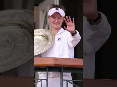 Krejcikova présente le trophée aux fans à Wimbledon