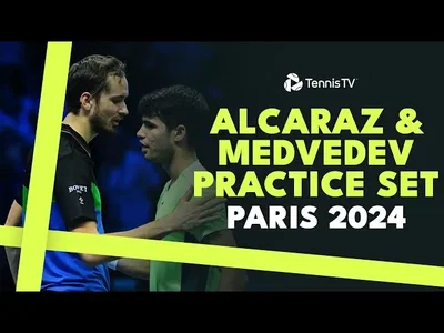 Regardez Alcaraz et Medvedev s'affronter lors de sets d'entraînement à Paris.