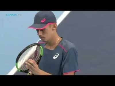 Tsitsipas manages perfectly this backhand rally against De Minaur