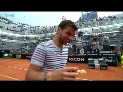 Dimitrov eats his birthday pie in a strange way in Rome