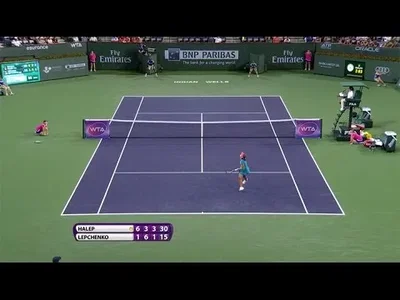 Halep leave the court, come back and win the point in Indian Wells