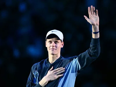 « Il dépasse le pape » : Jannik Sinner, phénomène absolu et icône n°1 en Italie