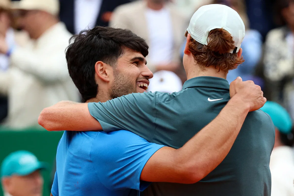 Vidéo - Sinner saute dans la piscine de Monte-Carlo… sous le regard d’Alcaraz