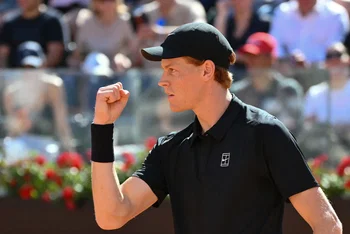 Sinner continue son récital à Rome et fonce vers un record mythique de Djokovic