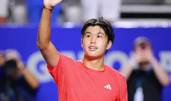 7-6, 7-6 : Tien élimine Tsitsipas et file en quarts à Genève !
