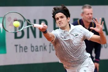 « Regarde-moi dans les yeux » : énorme tension entre Pierre-Hugues Herbert et l'arbitre de chaise à Roland-Garros