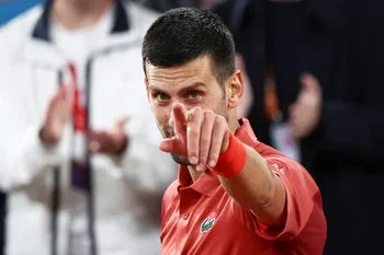 Danse pour sa fille, check avec son fils : Djokovic célèbre en famille sa 102e victoire à Roland-Garros !