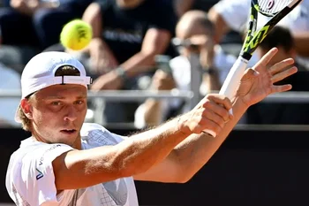 Triste scène à Roland-Garros : Müller abandonne en larmes face à Tsitsipas