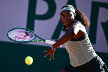 Images inquiétantes à Roland-Garros : Hailey Baptiste évacuée en fauteuil roulant après une grave blessure