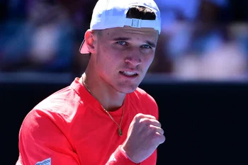 « C’est insensé de jouer sous cette chaleur » : Mensik, qualifié malgré des crampes, dénonce les conditions extrêmes à Roland-Garros