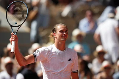 Zverev valset videre etter nølende start – klar for sjette strake kvartfinale i Paris