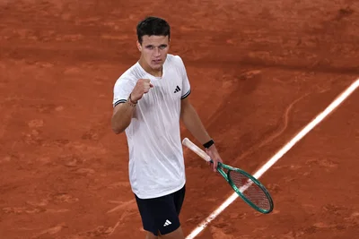 Mensik domine Fonseca à Roland-Garros : le Tchèque rallie sa première demi-finale en Grand Chelem 