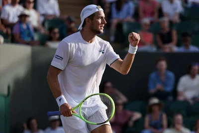 Dráma Wimbledonban: Hurkacz feladta, Struff 36 évesen történelmet ír