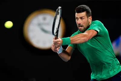 Djokovic entre un peu plus dans la légende : 100e victoire à l’Open d’Australie et démonstration totale !