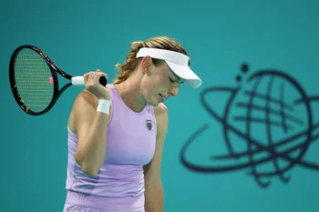 Alexandrova s’effondre en plein match à Memphis et quitte le court en fauteuil roulant