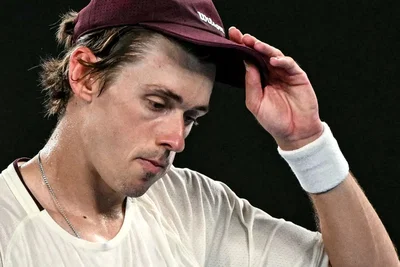 De Minaur thắng nhưng vẫn nổi nóng: Cú đập vợt gây xôn xao tại Cincinnati