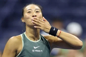 US Open: Qinwen Zhengin uskomaton kämmen kiersi verkon – katso video!