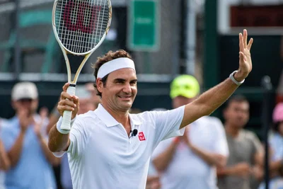 Video: Roger Federer tiếp tục làm mãn nhãn với cú đánh thiên tài trước John McEnroe