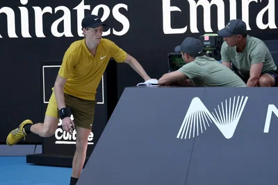 « On a l’impression qu’il y a du favoritisme » : McEnroe charge les organisateurs après la qualification de Sinner contre Spizzirri
