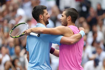 Djokovic félicite Alcaraz avant d’affronter Sinner : un moment de respect qui en dit long