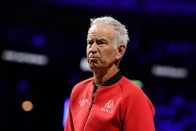 John McEnroe explose à l’aéroport de Melbourne : « Va te faire foutre ! » — la légende perd patience face à un fan insistant
