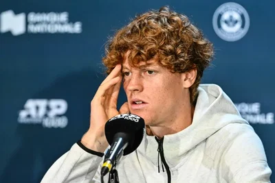 « Il m’a appris beaucoup de choses » : Sinner revient sur sa défaite contre Djokovic 