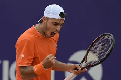En patron, Francisco Cerúndolo bat Darderi et soulève le trophée à Buenos Aires