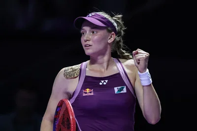 Coup de tonnerre à Dubaï : Elena Rybakina abandonne, la tête lourde et les jambes coupées