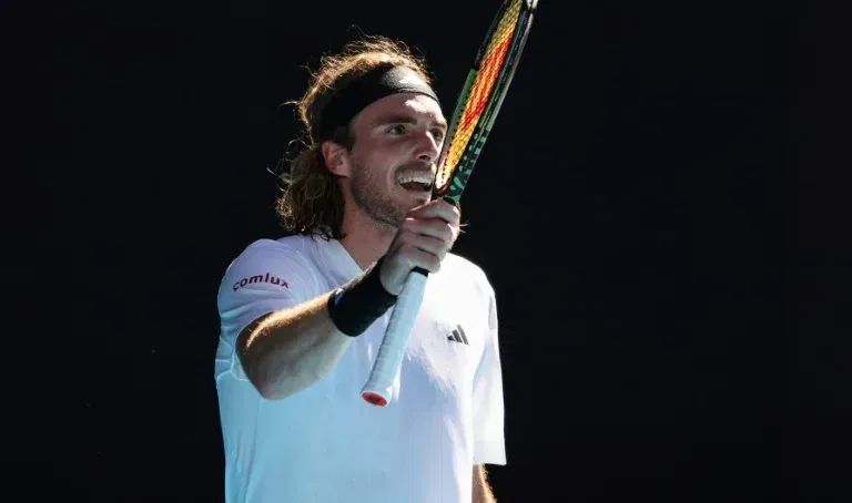 Tsitsipas brilha em Doha: derrota Medvedev e atinge primeiro quarto em 10 meses