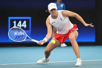 Iga Swiatek 2 saat 27 dakikalık mücadelenin ardından zorlu bir galibiyetle Polonya'yı United Cup'ta üst tura taşıdı