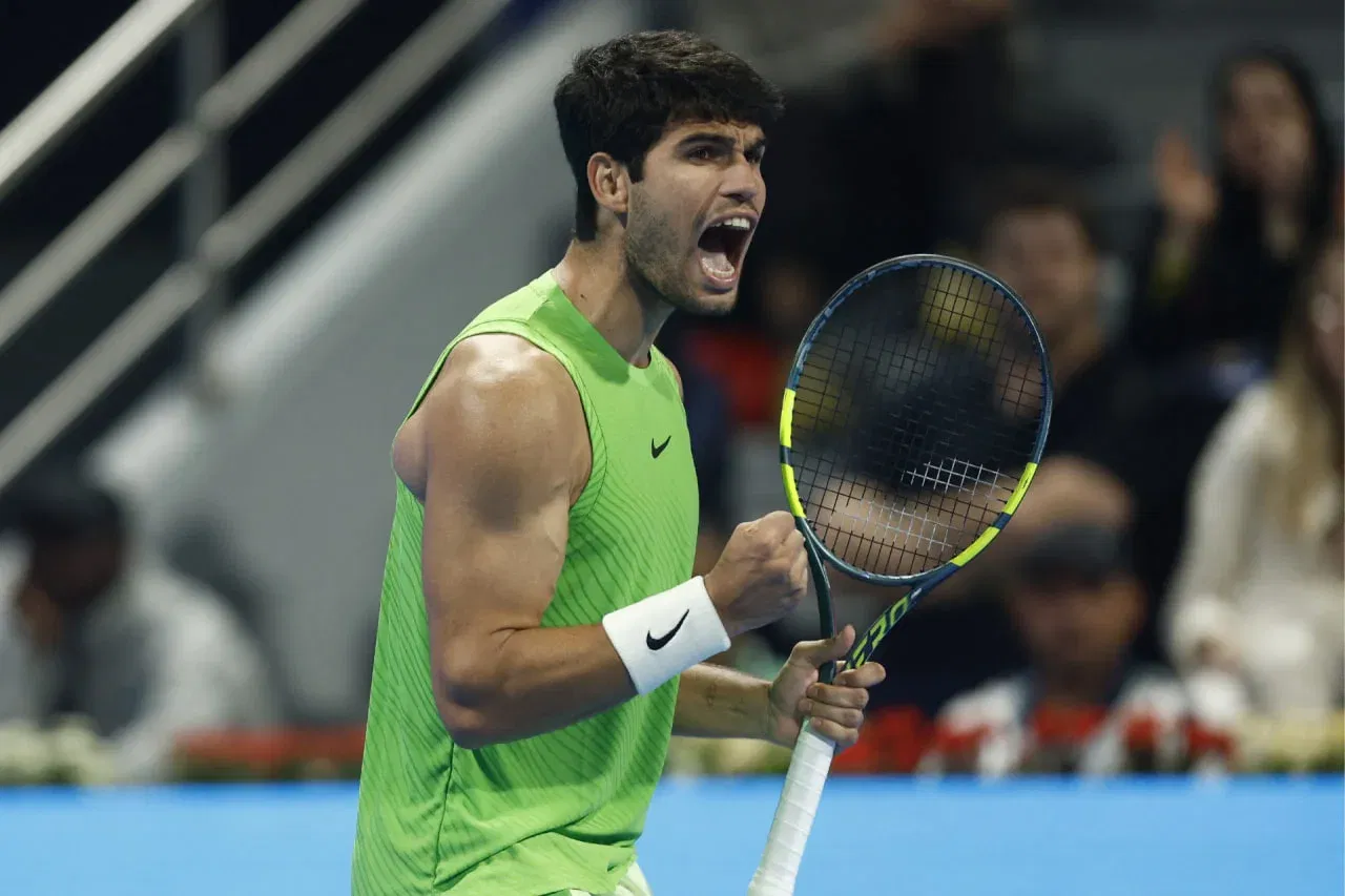Alcaraz vänder dramat mot Khachanov – klar för semifinal i Doha
