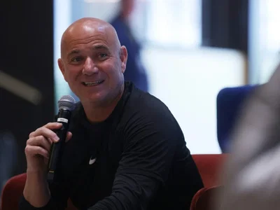 Agassi : « Alcaraz combine les qualités de Roger, Rafa et Novak »