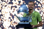 Medvedev: «Ο απίστευτος αγώνας μου με Auger-Aliassime ήταν ο τελικός μου» μετά τον τίτλο στο Ντουμπάι