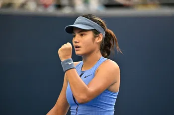 จาก 100,000 สู่ 3.5 ล้านดอลลาร์ต่อปี: เอ็มม่า ราดูคานู คว้าแจ็คพอตใหญ่กับยูนิโคล่