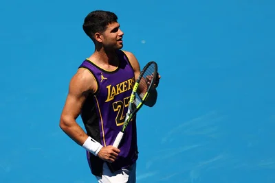 Nouveau look, maillot mythique : Alcaraz s'est entraîné à Indian Wells