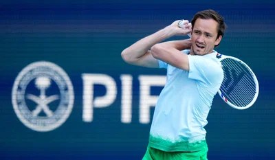 Medvedev bousculé mais qualifié à Miami, Moutet défiera Sinner au troisième tour