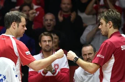 Wawrinka bat Tsonga, la Suisse mène face à la France