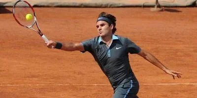 Federer passe dans la douleur à Roland Garros !